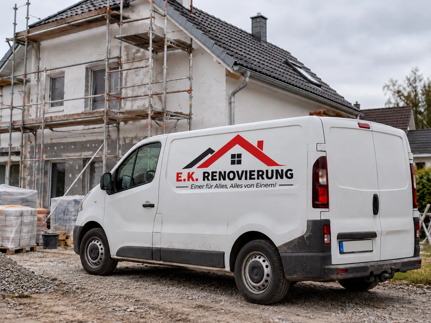 Firmenwagen von E.K. Renovierung vor einer Baustelle in Waldkraiburg