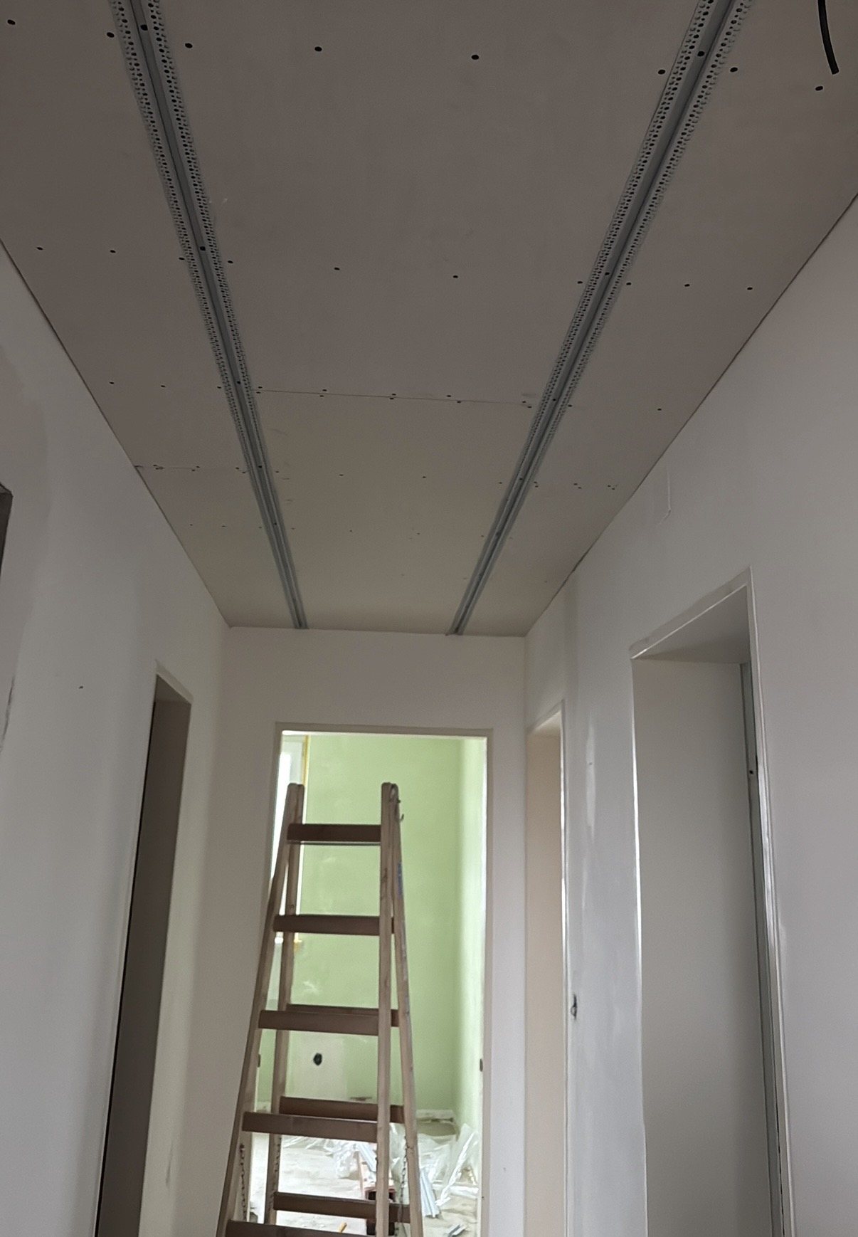 Metallunterkonstruktion einer abgehängten Trockenbaudecke – E.K. Renovierung Waldkraiburg